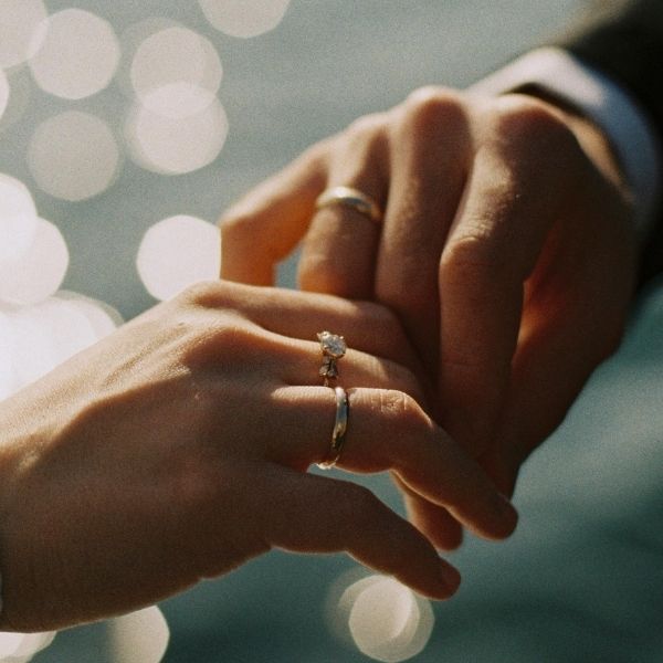 Hombre y mujer con anillos de compromiso