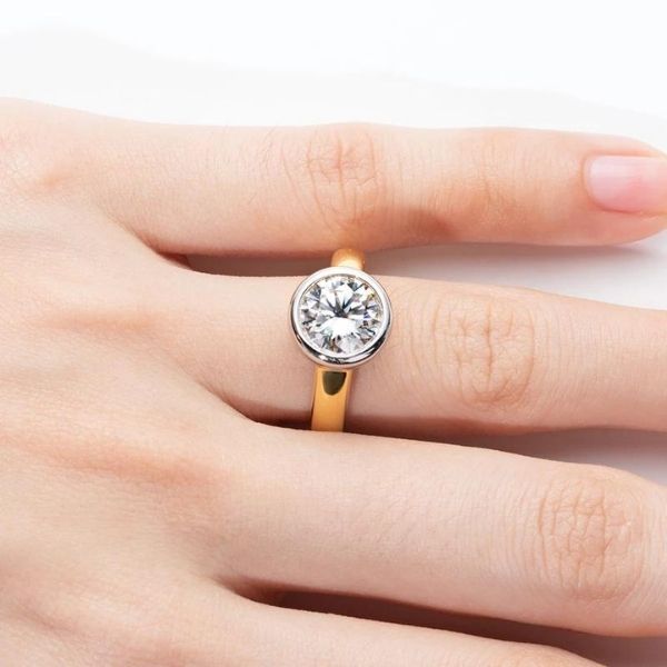 Anillo Redondo de Piedra Moissanita para Mujeres